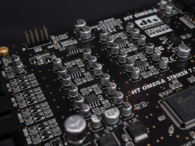 在設(shè)計(jì)隔離與非隔離組合的電源系統(tǒng)時(shí)，采用AH8650（非隔離降壓芯片）作為前級(jí)，搭配B0505（隔離型DC-DC模塊）作為后級(jí)，可以實(shí)現(xiàn)穩(wěn)定的隔離5V輸出。以下是詳細(xì)的設(shè)計(jì)要點(diǎn)和注意事項(xiàng)