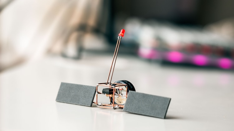 在設(shè)計隔離與非隔離組合的電源系統(tǒng)時	，采用AH8650（非隔離降壓芯片）作為前級，搭配B0505（隔離型DC-DC模塊）作為后級，可以實現(xiàn)穩(wěn)定的隔離5V輸出	。以下是詳細(xì)的設(shè)計要點和注意事項,第2張